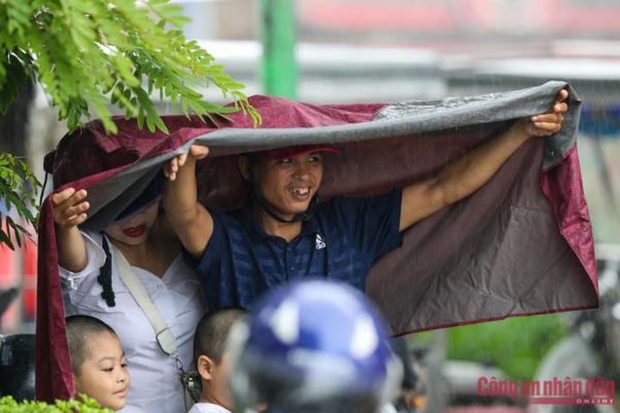 Hơn 500 vận động viên đội mưa đua thuyền rồng ở Hà Nội - 1