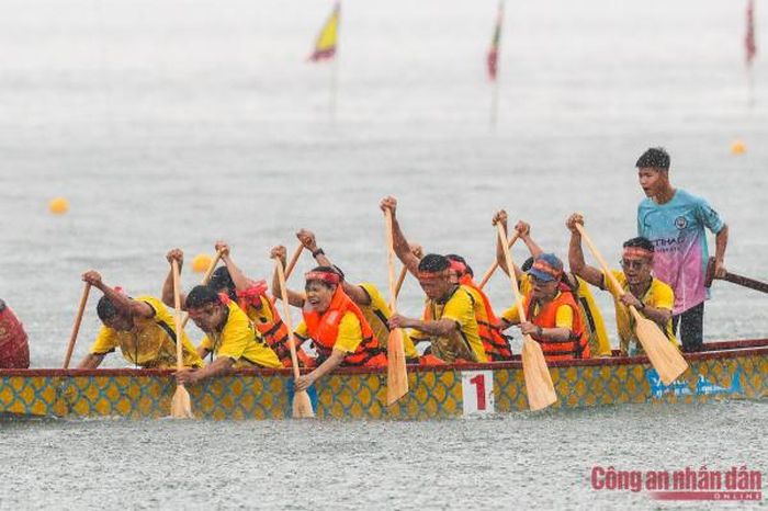 Hơn 500 vận động viên đội mưa đua thuyền rồng ở Hà Nội - 7