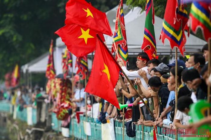 Hơn 500 vận động viên đội mưa đua thuyền rồng ở Hà Nội - 3