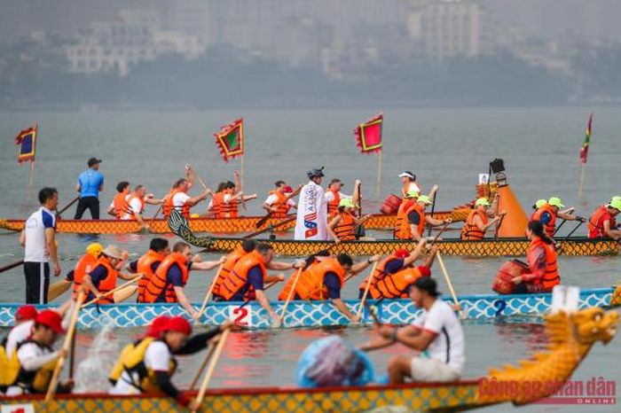 Hơn 500 vận động viên đội mưa đua thuyền rồng ở Hà Nội - 2