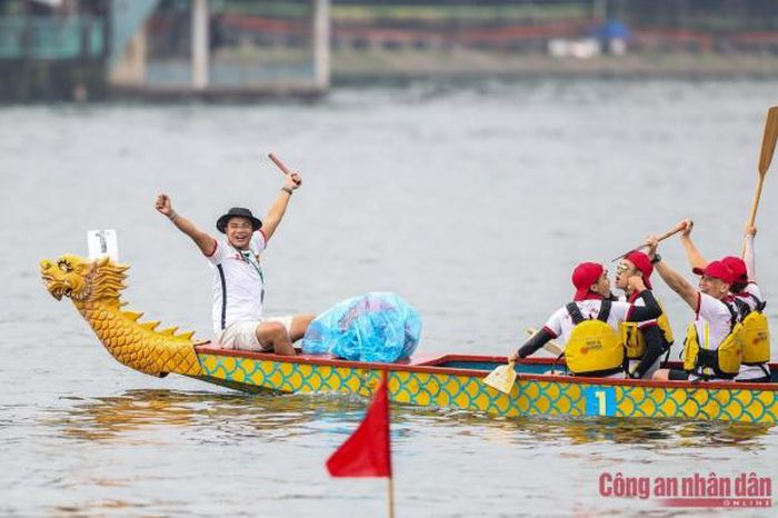 Hơn 500 vận động viên đội mưa đua thuyền rồng ở Hà Nội - 5