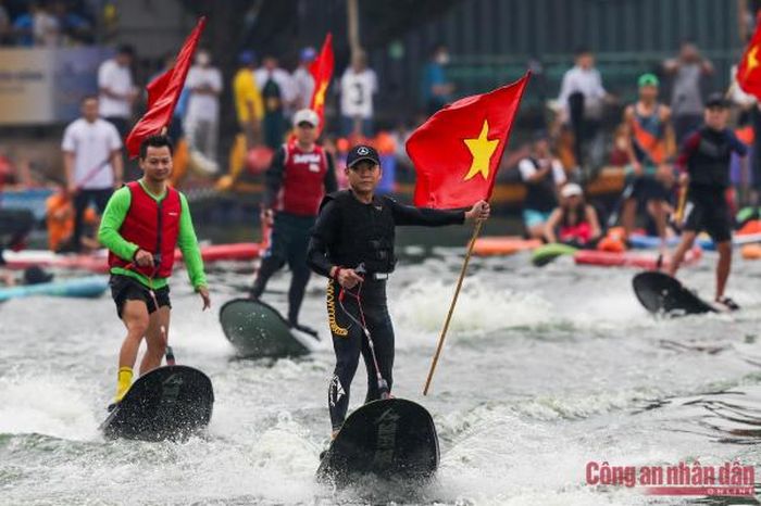 Hơn 500 vận động viên đội mưa đua thuyền rồng ở Hà Nội - 4