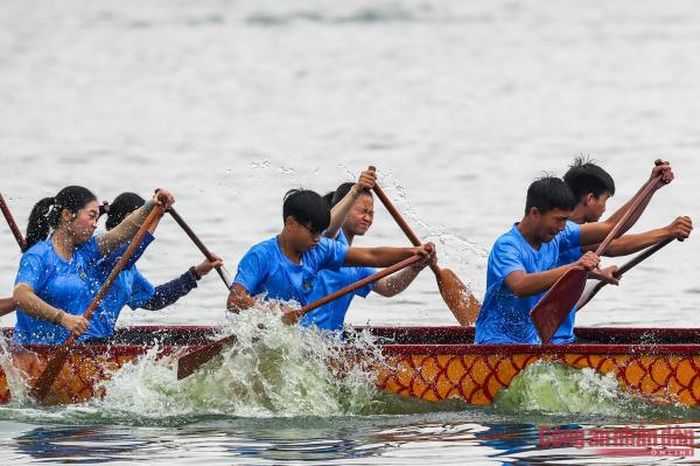 Hơn 500 vận động viên đội mưa đua thuyền rồng ở Hà Nội - 6
