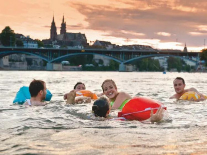 Chuyện hay - Dân Thụy Sĩ bơi từ văn phòng về nhà sau giờ làm việc