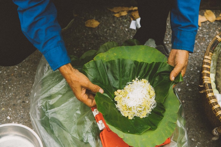 Xôi cốm gói lá sen - món đặc sản nhất định phải thử ở Hà Nội khi mùa thu về - 4