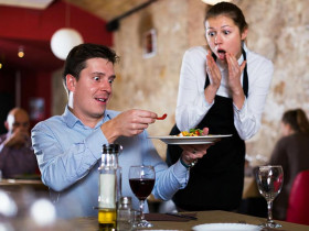 7 hành động khiến nhân viên nhà hàng khó chịu