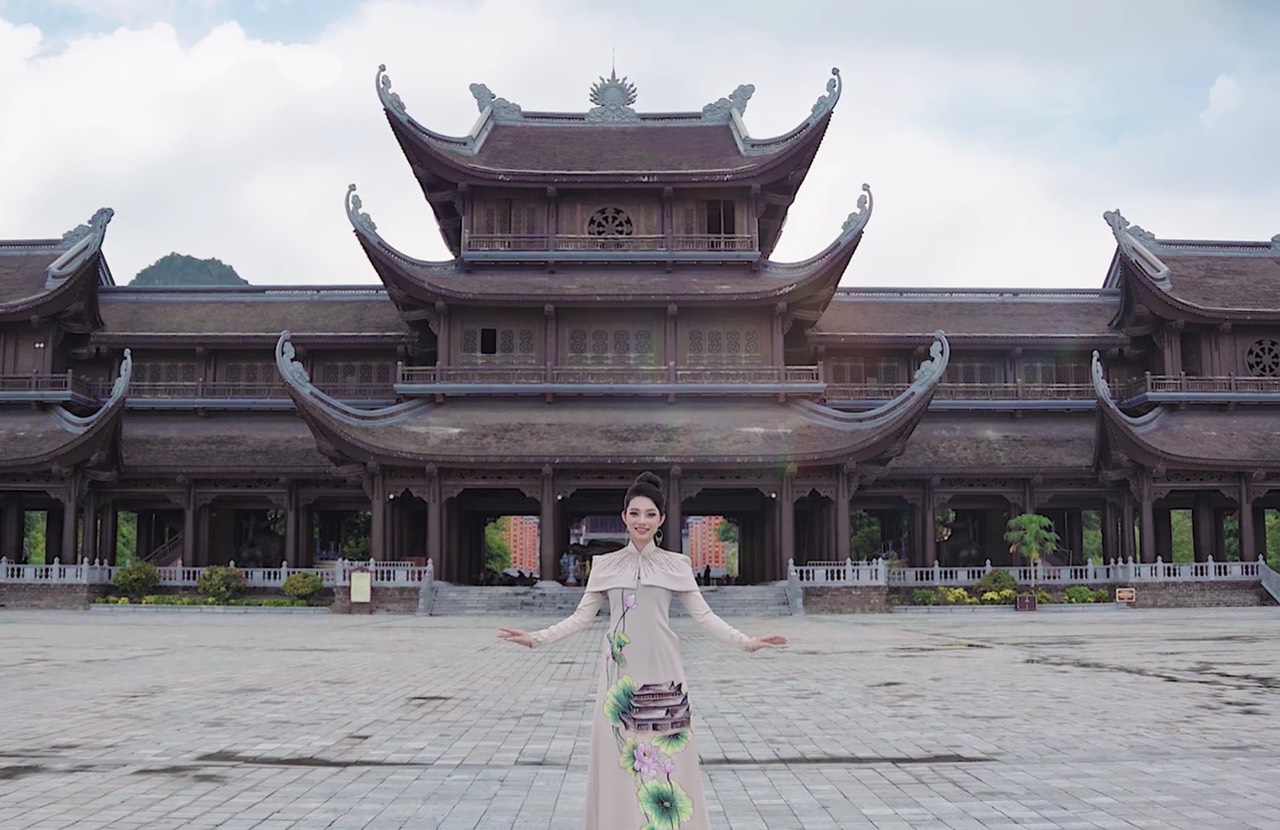 Du khách "sốt" với video giới thiệu cảnh đẹp Việt Nam của Á hậu Hoàn cầu - 1