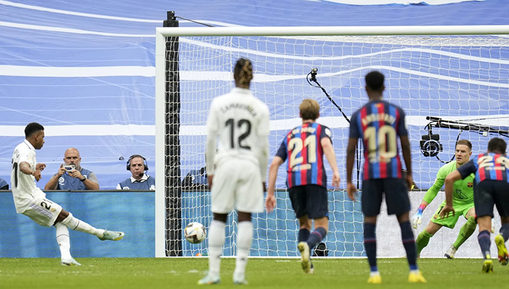 Đại bại trước Real Madrid, Xavi kém nhất Barca trong gần 2 thập kỷ - 1
