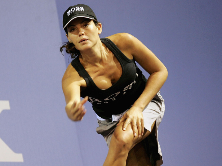 "Đỏ mặt" người mẫu mặc hớ hênh nhặt bóng tennis, siêu sao bị mất tập trung - 4