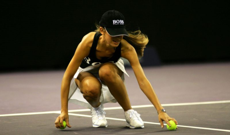 "Đỏ mặt" người mẫu mặc hớ hênh nhặt bóng tennis, siêu sao bị mất tập trung - 2