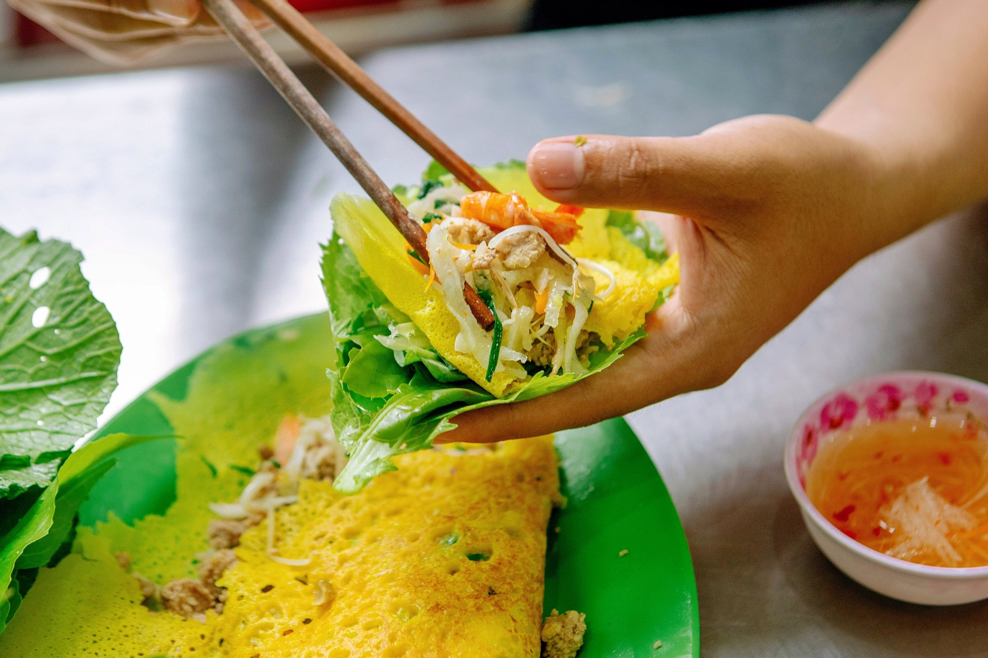 Chuyên trang ẩm thực nổi tiếng khen bánh xèo, nem lụi của Việt Nam - 1