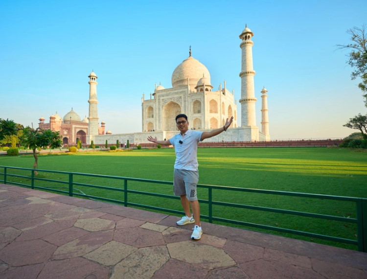 A Vietnamese boy's visit to the Taj Mahal