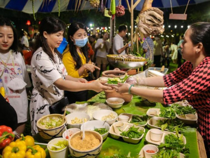 Suy ngẫm - TP.HCM giữ chân du khách bằng phố ẩm thực