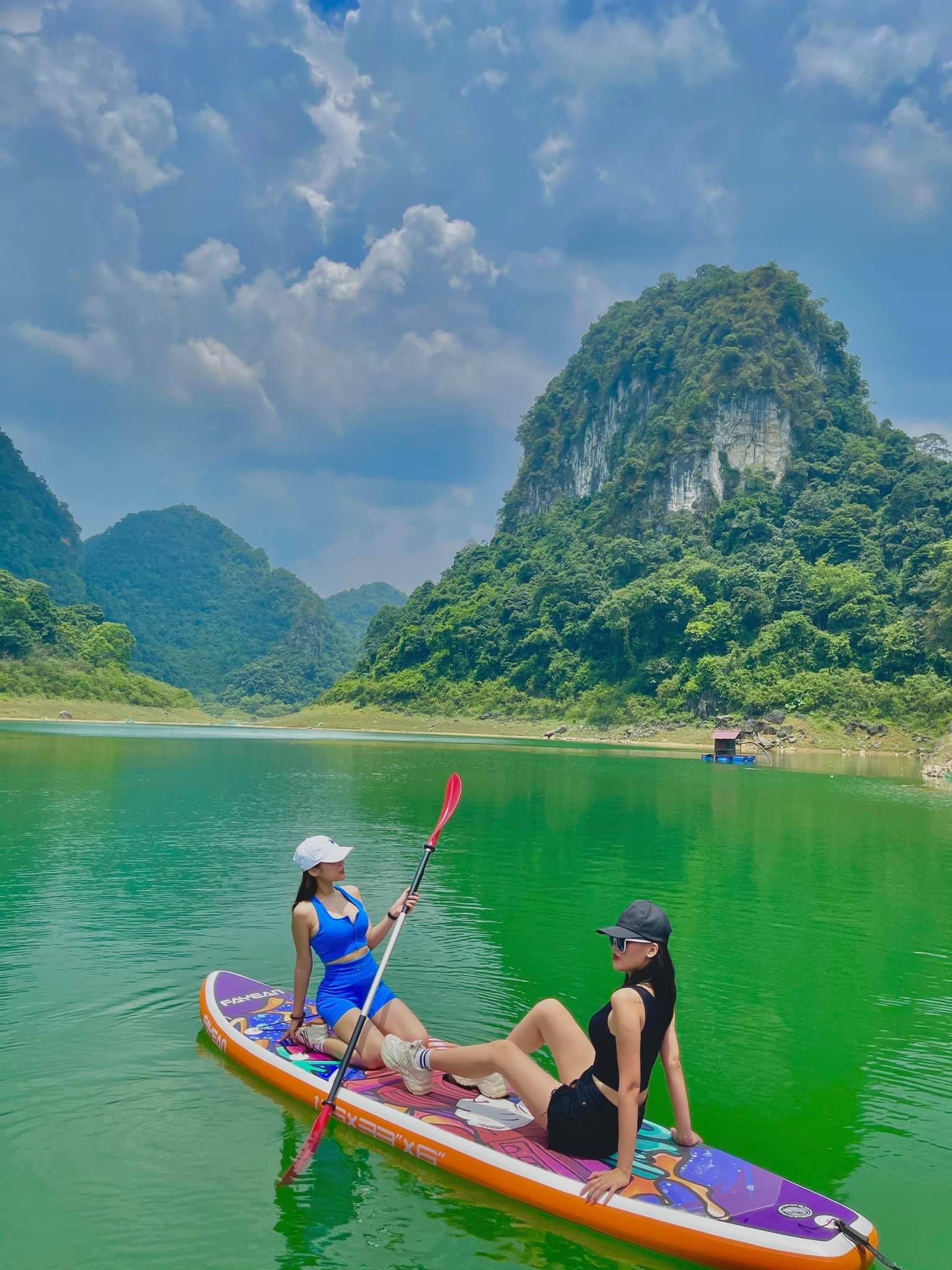 Chèo thuyền trên hồ Thang Hen ngắm cảnh thần tiên - 1