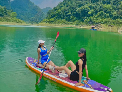 Du khảo - Chèo thuyền trên hồ Thang Hen ngắm cảnh thần tiên