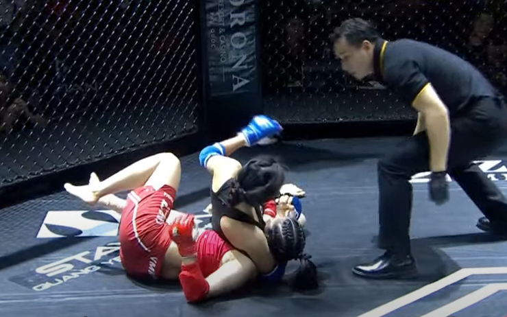 Hot girl MMA Phạm Thị Nhung tung đòn siết cực hiểm, vào chung kết LION Championship - 2