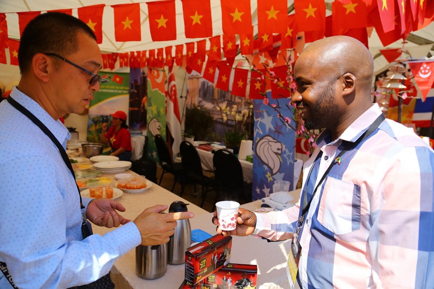 Ẩm thực và văn hóa Việt Nam hút khách tại Hội chợ ngoại giao Nam Phi - 3