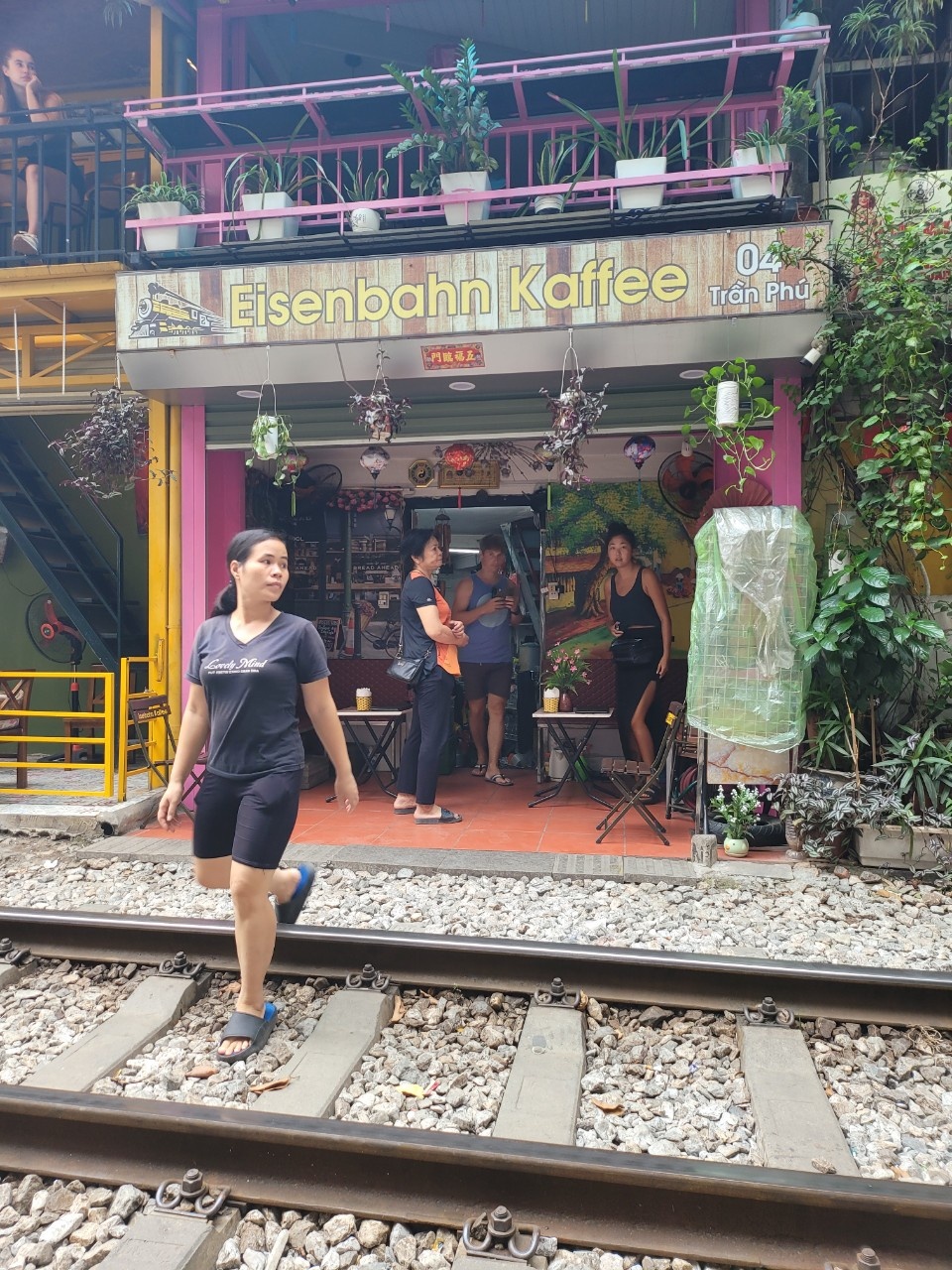 Du khách nước ngoài vẫn kéo đến phố cà phê đường tàu Hà Nội - 3