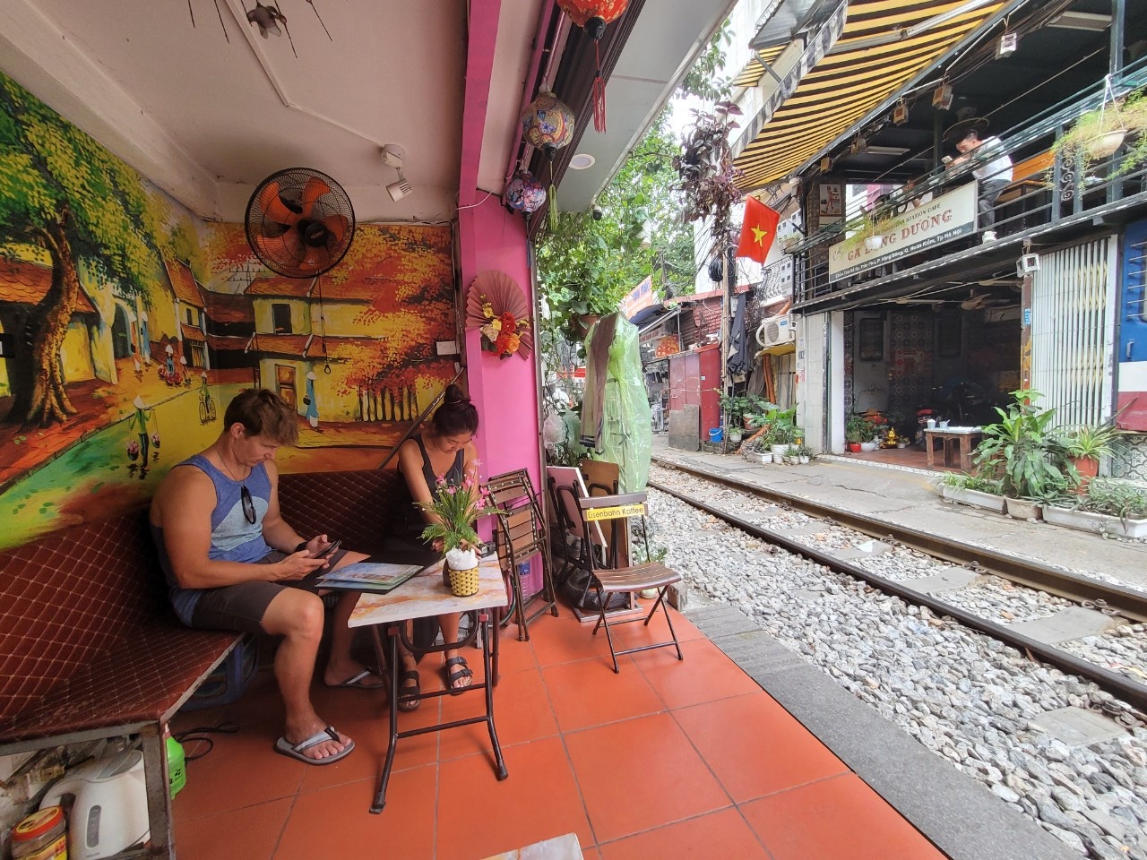 Du khách nước ngoài vẫn kéo đến phố cà phê đường tàu Hà Nội - 4