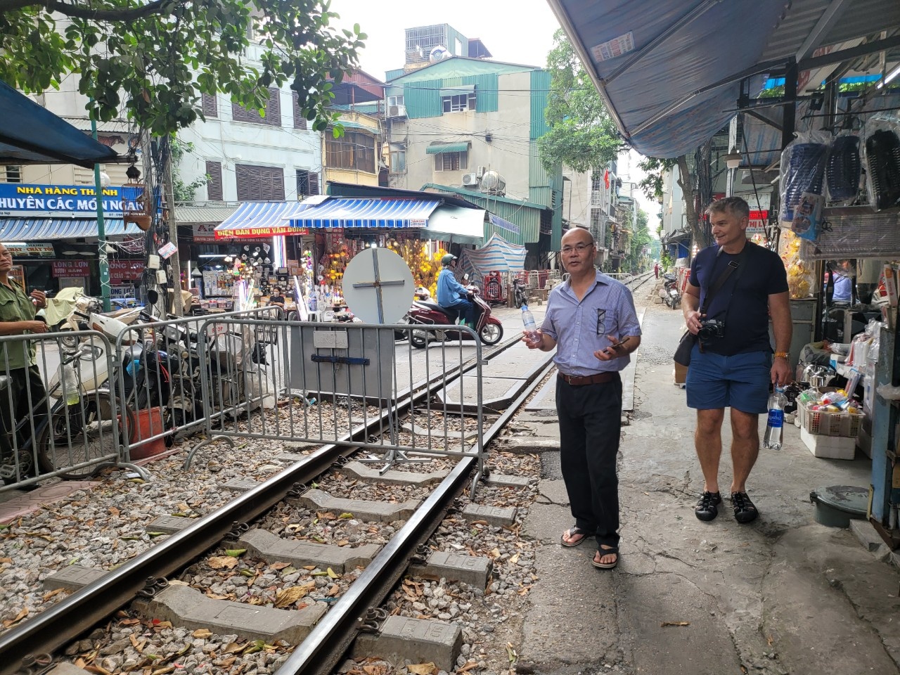 Du khách nước ngoài vẫn kéo đến phố cà phê đường tàu Hà Nội - 5