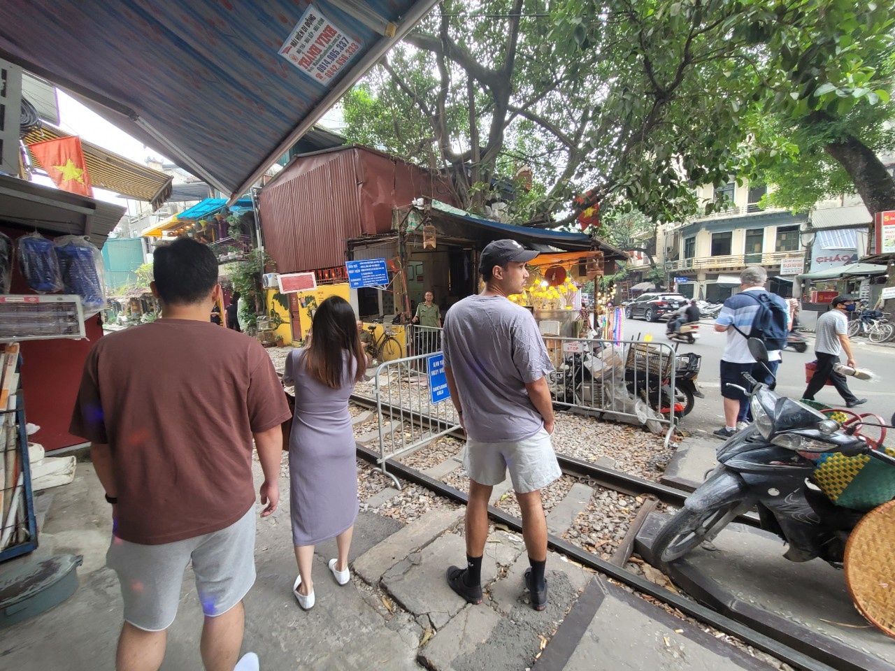 Du khách nước ngoài vẫn kéo đến phố cà phê đường tàu Hà Nội - 6