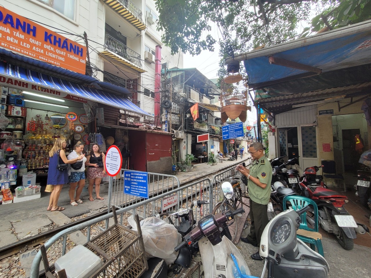 Du khách nước ngoài vẫn kéo đến phố cà phê đường tàu Hà Nội - 8
