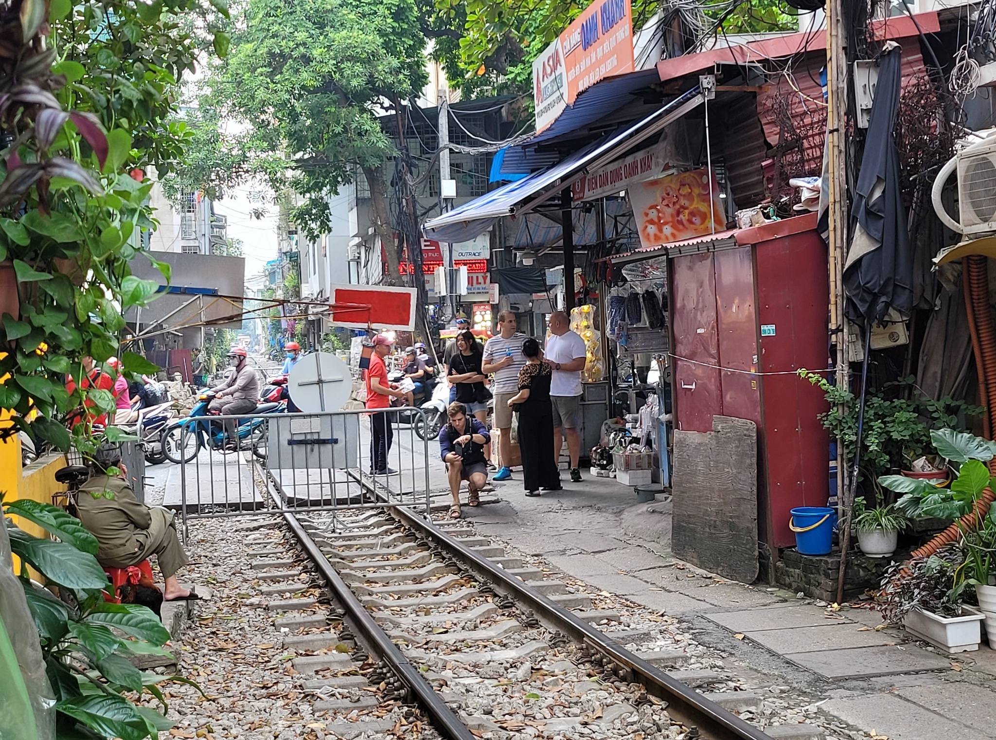 Du khách nước ngoài vẫn kéo đến phố cà phê đường tàu Hà Nội - 9