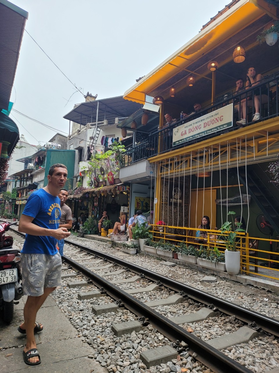Du khách nước ngoài vẫn kéo đến phố cà phê đường tàu Hà Nội - 12