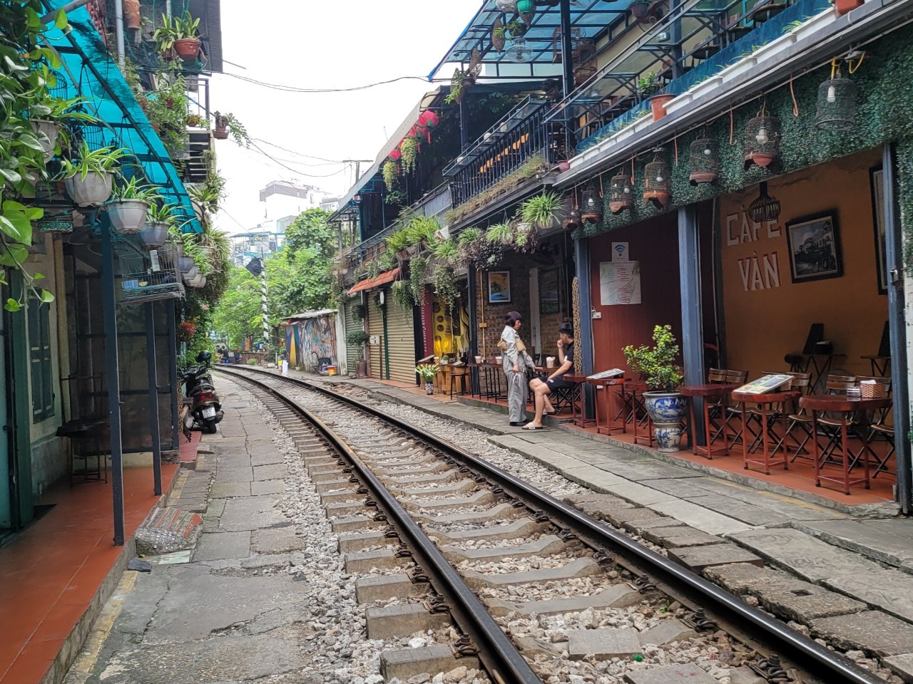 Du khách nước ngoài vẫn kéo đến phố cà phê đường tàu Hà Nội - 14