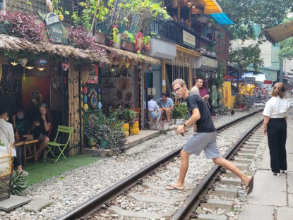 Du khảo - Du khách nước ngoài vẫn kéo đến phố cà phê đường tàu Hà Nội