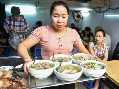 Ăn gì - Quán phở 3 đời ở Hà Nội: Khách &quot;đạp vòng hồ Tây&quot; chờ đến lượt ăn