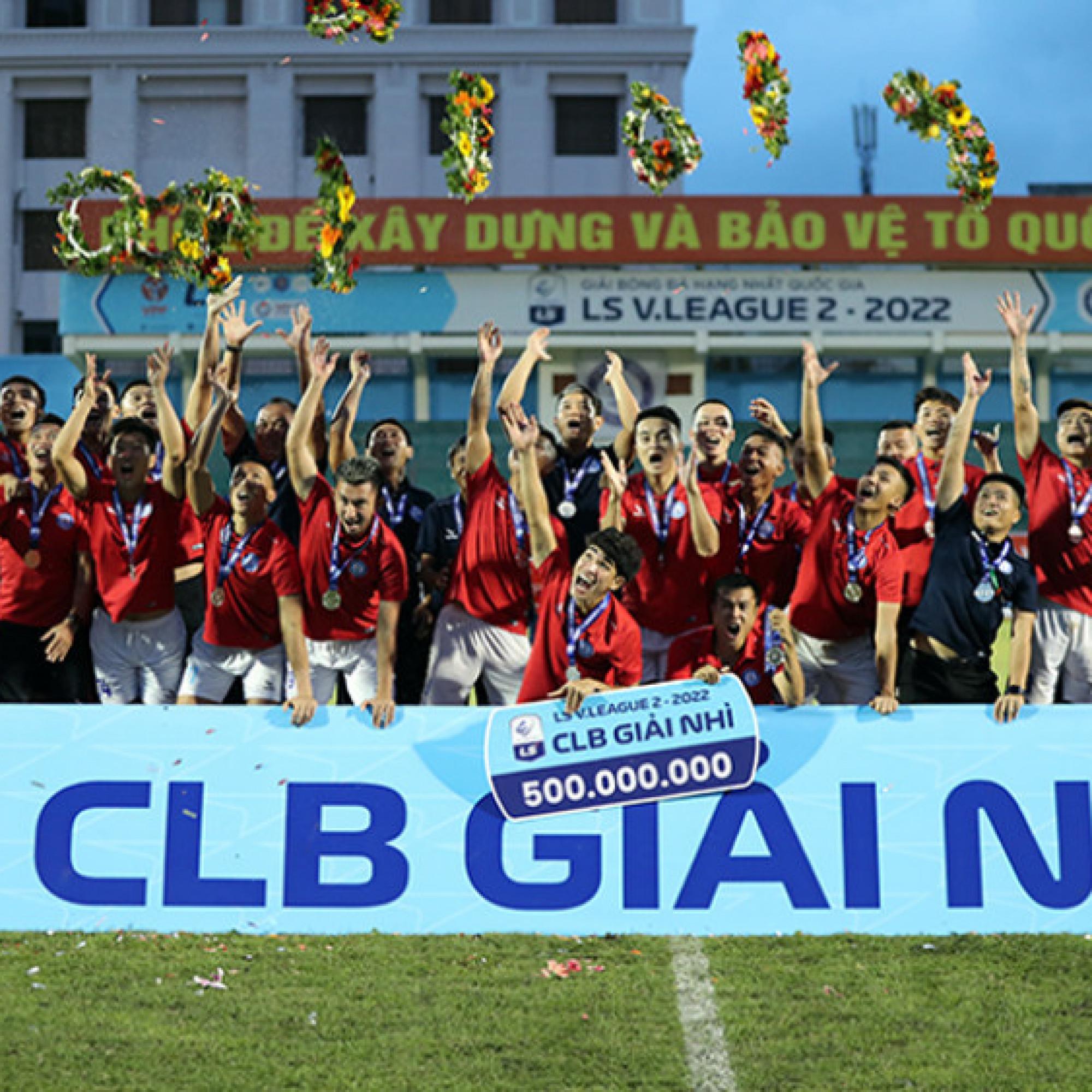 Thể thao - CLB Khánh Hoà vỡ oà ăn mừng vé thăng hạng V-League sau 3 năm