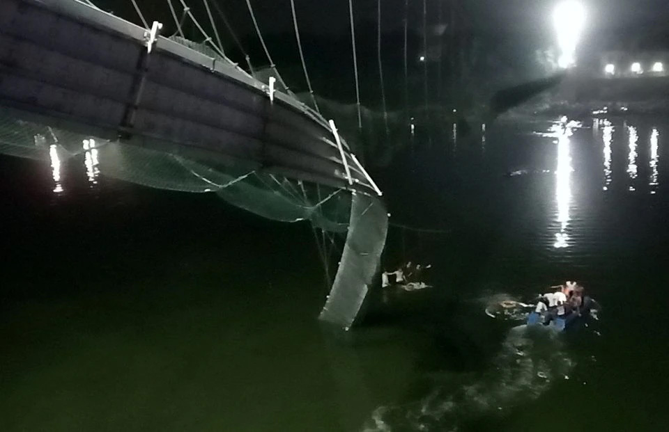 Cầu treo nổi tiếng bị sập, hàng trăm du khách rơi xuống sông - 1