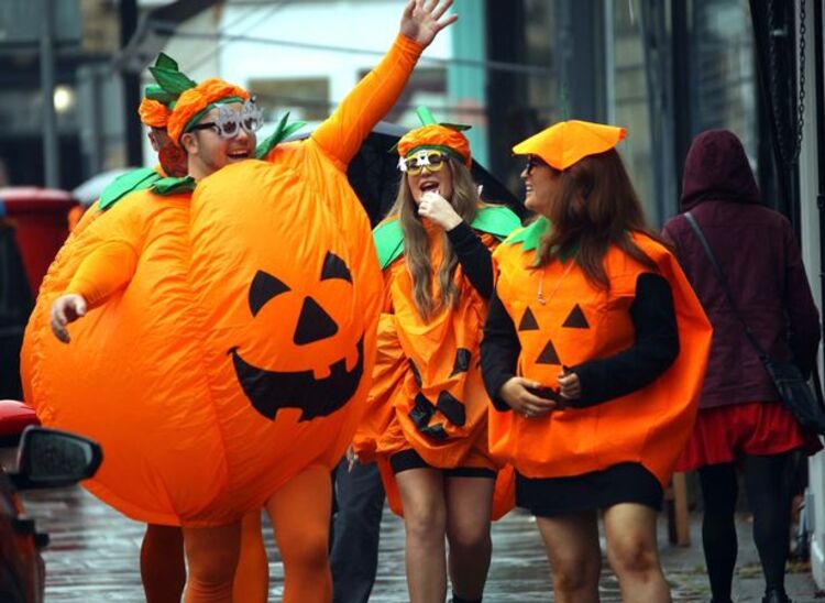 Giới trẻ thế giới đổ ra đường hóa trang độc đáo dịp Halloween - 7