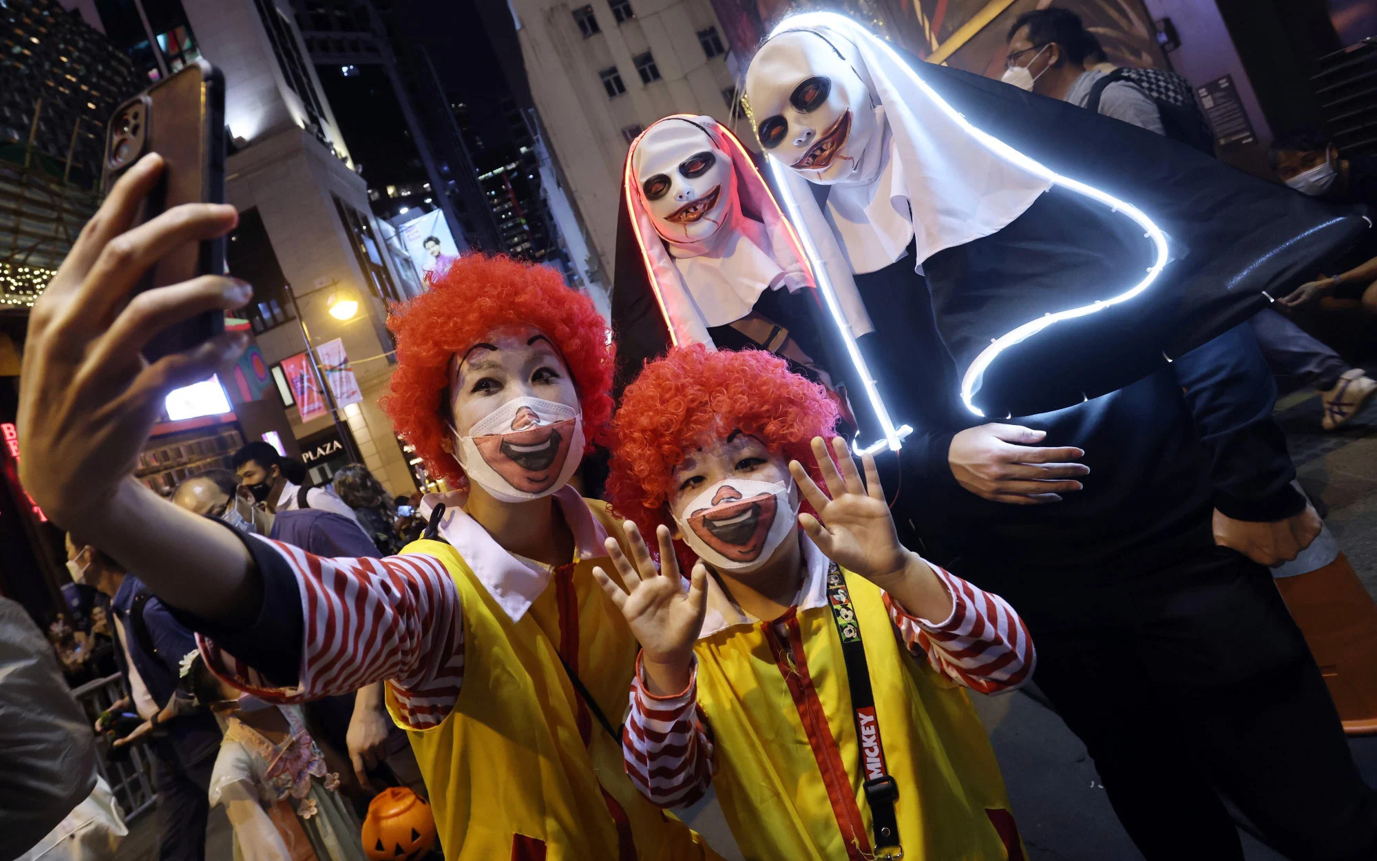 Giới trẻ thế giới đổ ra đường hóa trang độc đáo dịp Halloween - 11