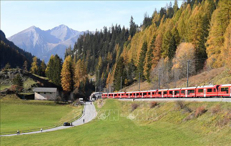 Thụy Sĩ lập kỷ lục đoàn tàu chở khách dài nhất thế giới - 1
