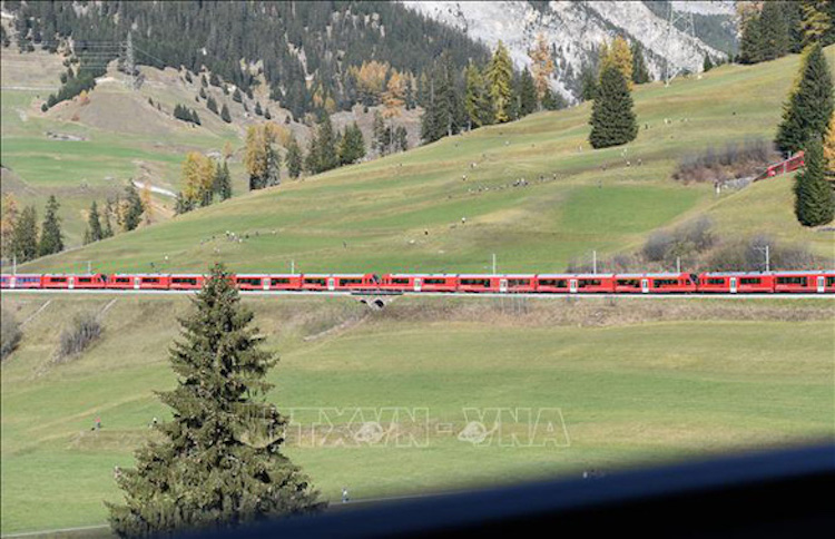 Thụy Sĩ lập kỷ lục đoàn tàu chở khách dài nhất thế giới - 2
