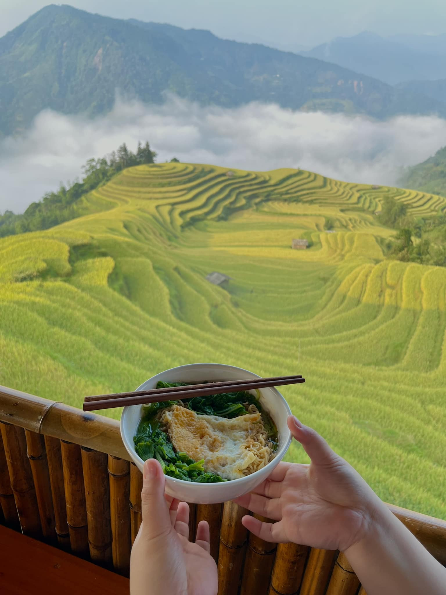 Trào lưu khoe ảnh ăn mì tại những địa điểm đẹp nhất Việt Nam - 1