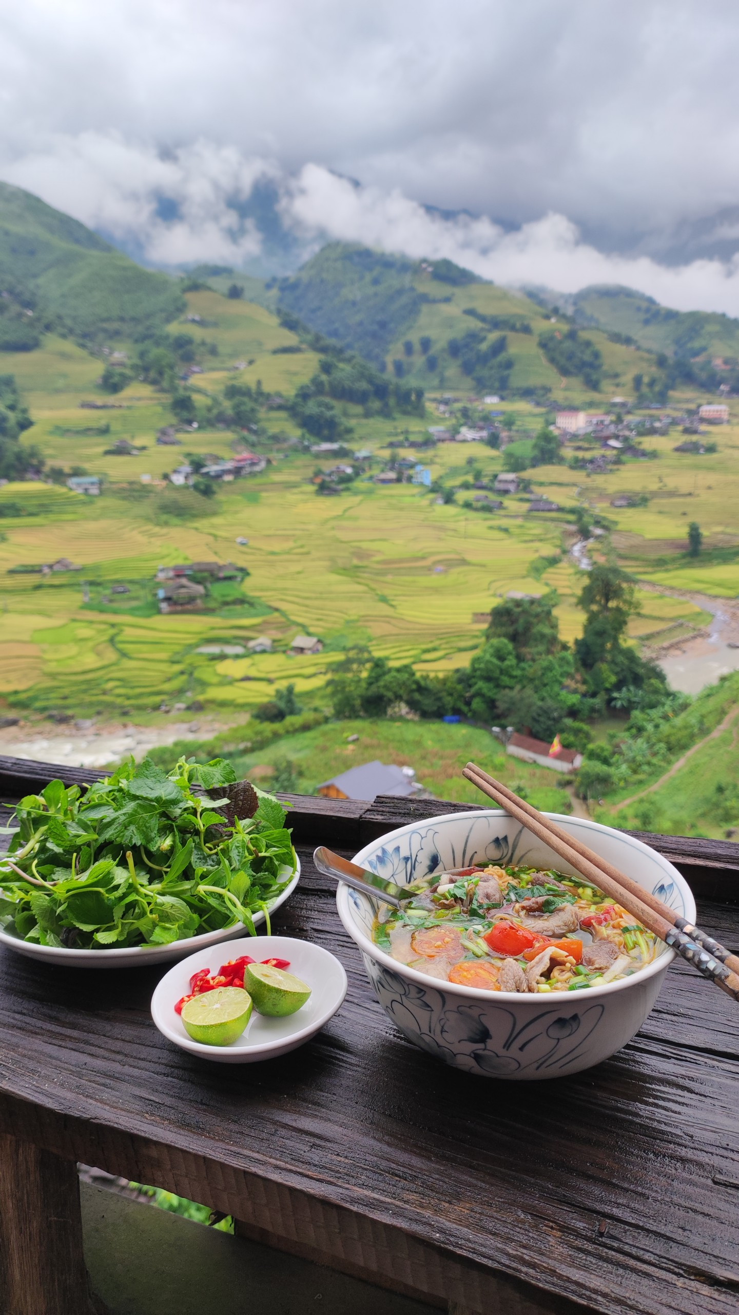 Trào lưu khoe ảnh ăn mì tại những địa điểm đẹp nhất Việt Nam - 4