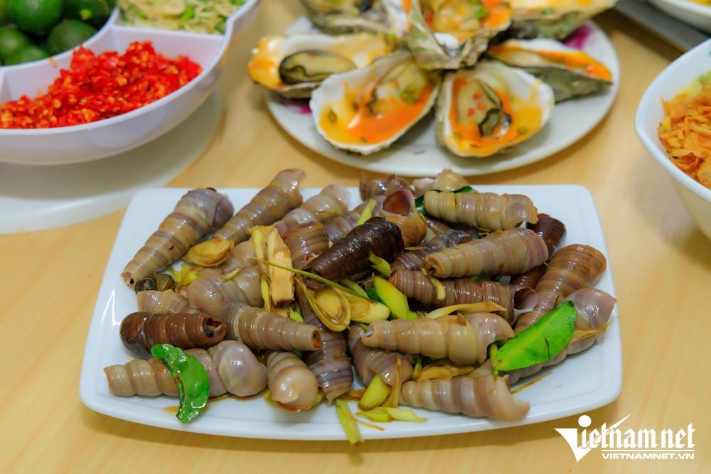 Cho ốc nằm điều hòa mát lạnh, chủ quán bán 'mỏi tay' vài tạ mỗi ngày - 5