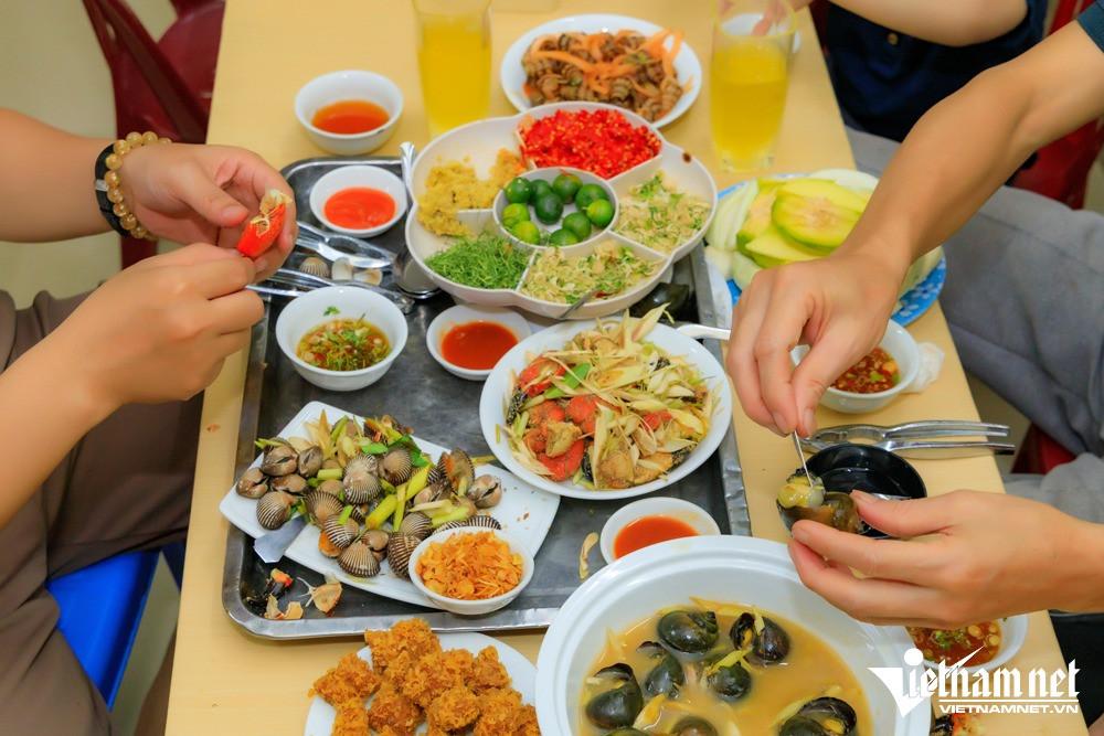Cho ốc nằm điều hòa mát lạnh, chủ quán bán 'mỏi tay' vài tạ mỗi ngày - 7