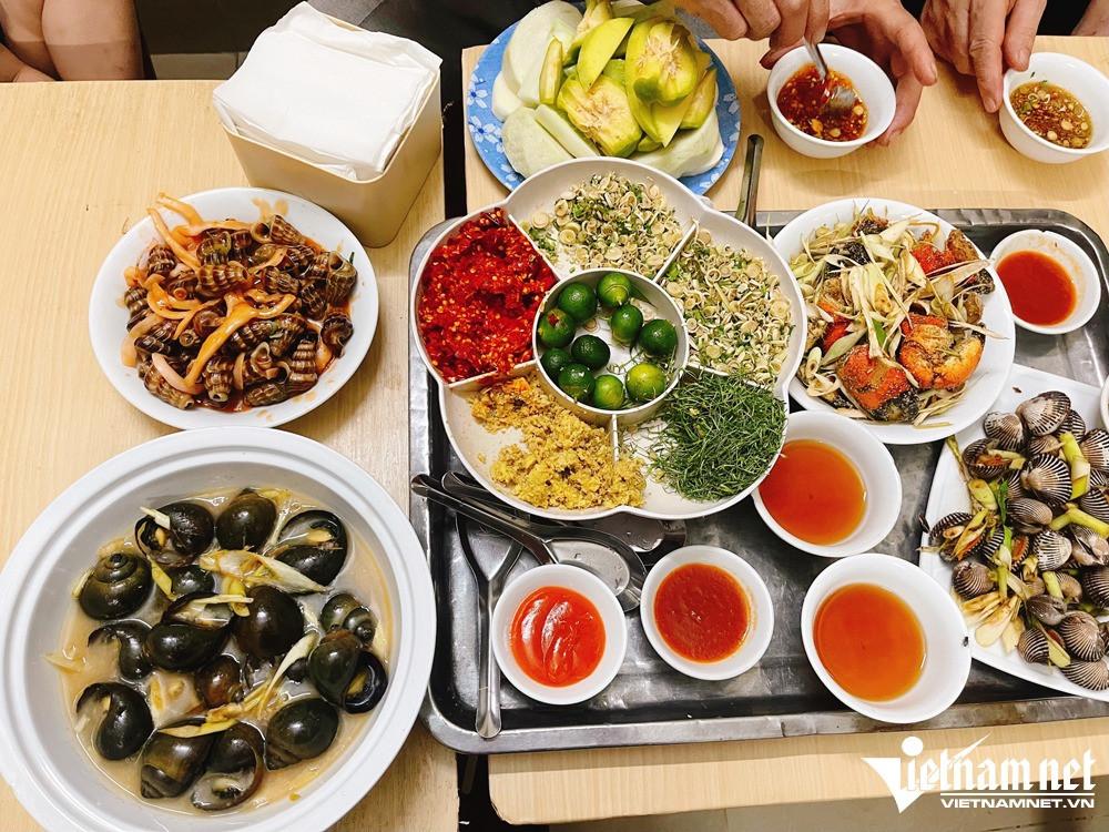 Cho ốc nằm điều hòa mát lạnh, chủ quán bán 'mỏi tay' vài tạ mỗi ngày - 3
