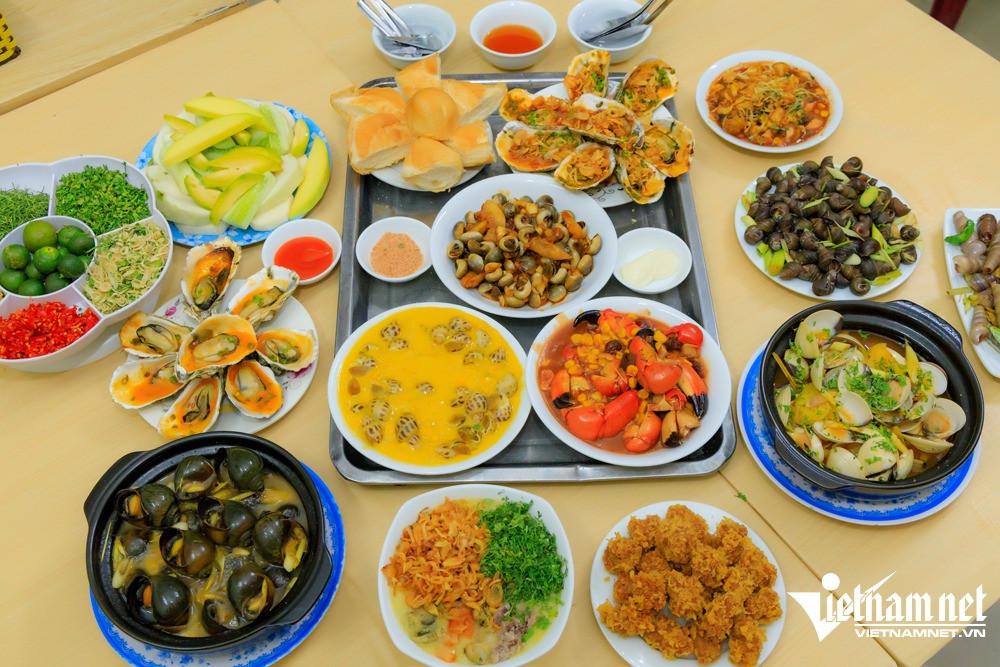 Cho ốc nằm điều hòa mát lạnh, chủ quán bán 'mỏi tay' vài tạ mỗi ngày - 1