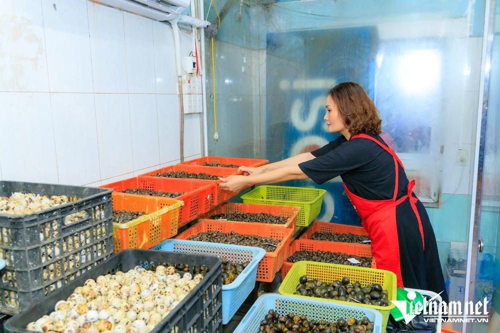 Cho ốc nằm điều hòa mát lạnh, chủ quán bán 'mỏi tay' vài tạ mỗi ngày - 6