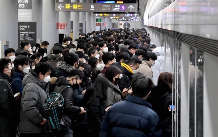 Người Hàn sợ đi tàu điện ngầm sau thảm kịch ở Itaewon - 1