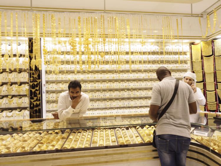 นักท่องเที่ยวเวียดนามบุกตลาดทองคำในดูไบ