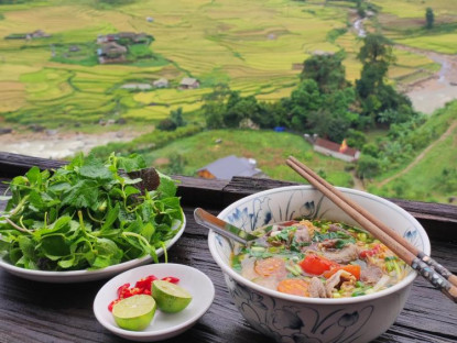 Chuyện hay - Trào lưu khoe ảnh ăn mì tại những địa điểm đẹp nhất Việt Nam