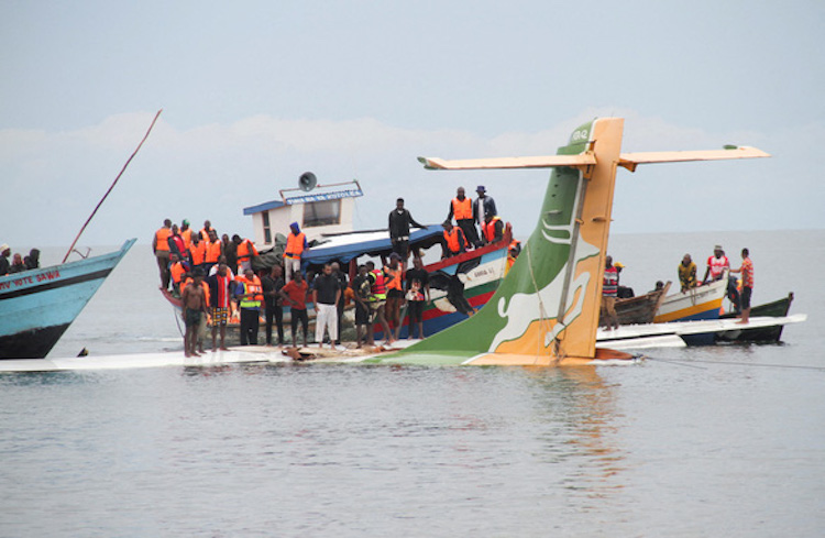 Ít nhất 19 người thiệt mạng trên chuyến bay lao xuống hồ ở Tanzania - 1