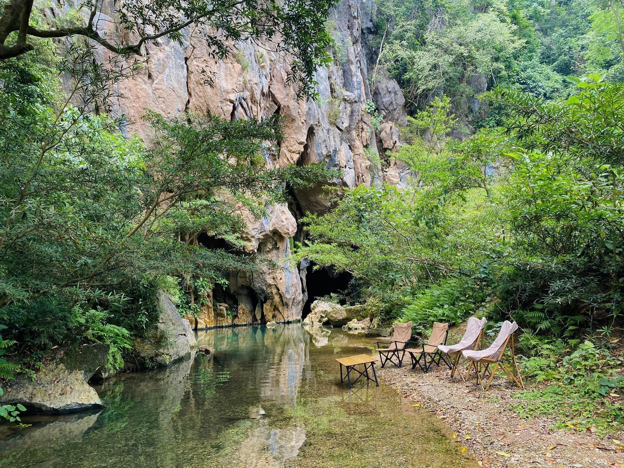 3 hang động đẹp nao lòng lại không khó chinh phục ở Quảng Bình - 3