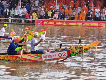 Lễ hội - Hai ghe ngo của Sóc Trăng cùng đoạt ngôi vô địch tại lễ Oóc Om Bóc